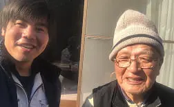 室内で年配の男女と若い男性が並び、笑顔でポーズを決める